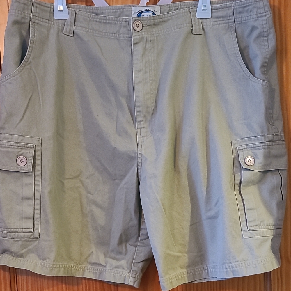 Classic Men's Tan Cargo Shorts